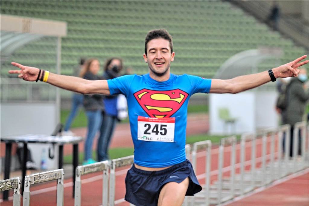 Doppelsieg beim Silvesterlauf - und jede Menge Spaß auf der Strecke Eine Klasse für sich: Lutz Holste konnte einen Doppelsieg feiern.