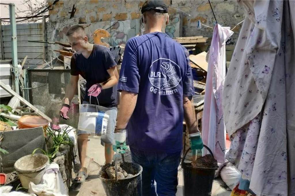 Halternerin bringt Spenden für Flutopfer in die Ukraine Helfer im Flutgebiet der Ukraine trägt T-Shirt mit DLRG Haltern-Aufdruck