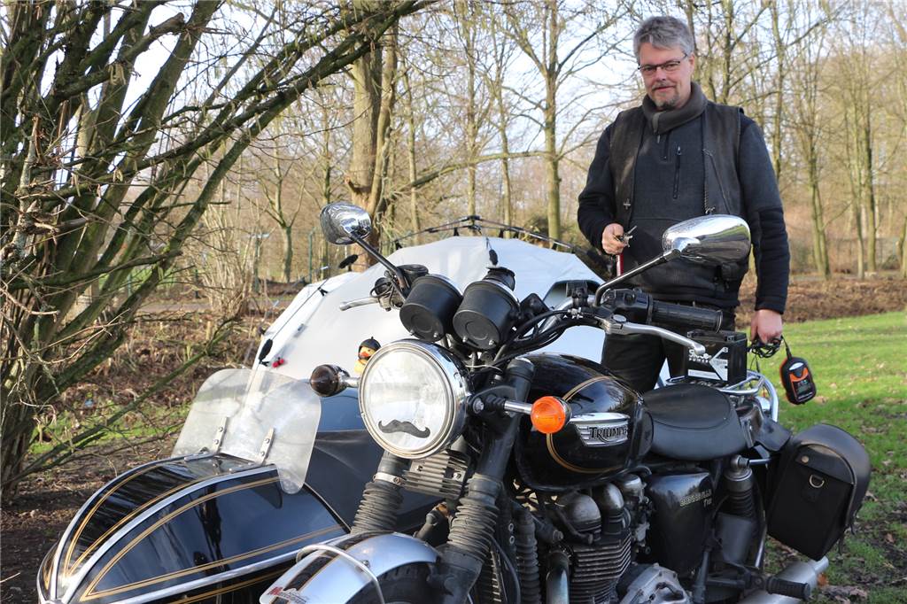 Boxenstopp beim BS Binnen Döör: Biker, Burger und das Besondere an Ahaus Eine kleine Ausfahrt über die Grenze hat Paul Sudendorf aus Düsseldorf auf seinem Triumph-Gespann am Samstagnachmittag unternommen.