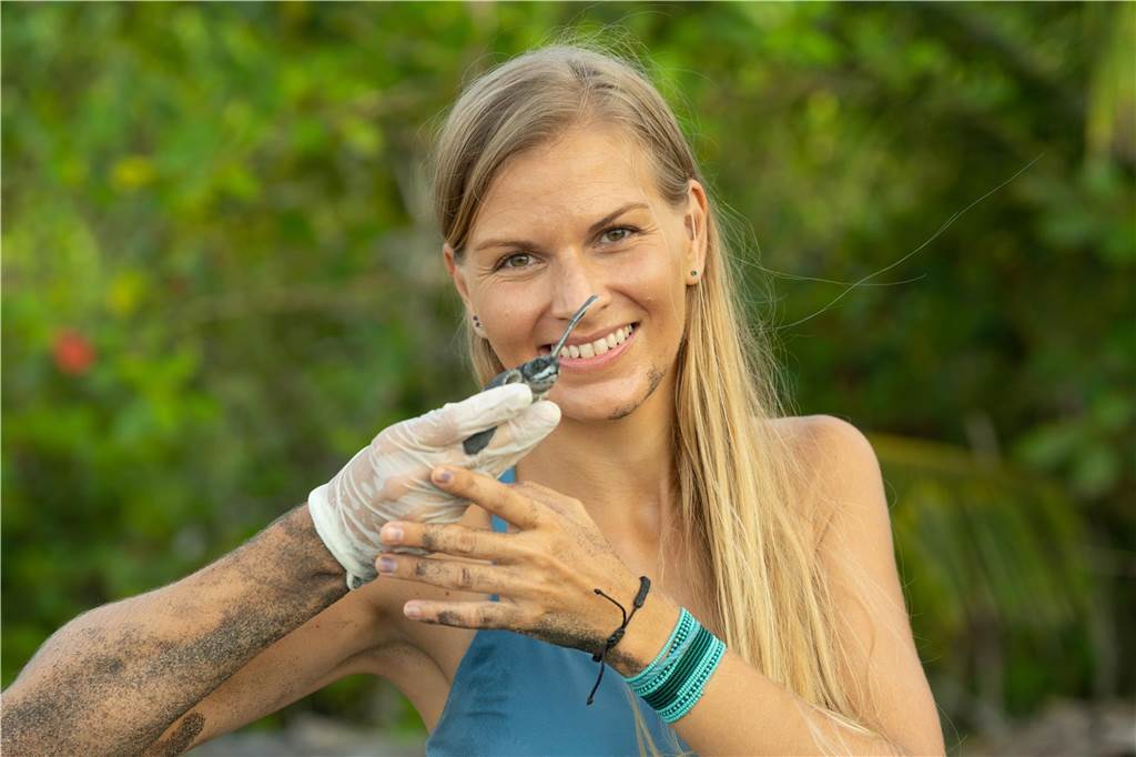 Von Marl nach Costa Rica: Christine Figgener rettet Meeresschildkröten Eine kleine Lederschildkröte hält Meeresbiologin Christine Figgener in ihrer Hand.