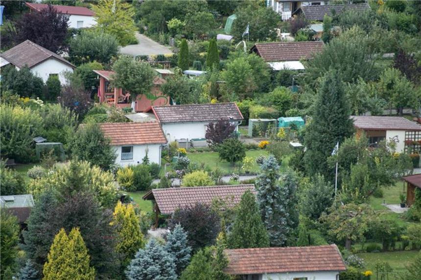 Sehnsuchtsorte: Kleingartenkolonie und Balkon-Oase Eine Kleingartensiedlung in Straubing. Foto: Armin Weigel
