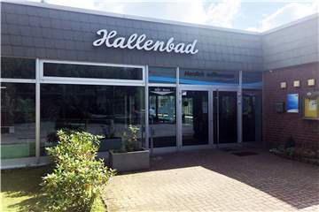 Eine Komplettsanierung ist am Schermbecker Hallenbad geplant. Doch die Preisentwicklung am Bau könnte für die Gemeinde ein gewisses Risiko bedeuten.