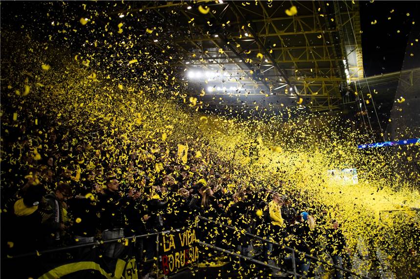 BVB-Fans präsentieren eine Choreo der besonderen Art Eine Konfetti-Welle auf der Südtribüne am Dienstagabend um kurz vor 21 Uhr.