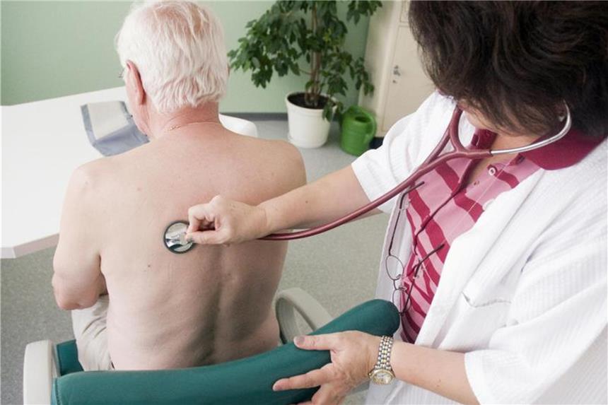 Konsequente Therapie gegen Lungenkrankheit COPD schützt Herz Eine konsequente Einnahme der Medikamente schützt auf Dauer auch das Herz. Foto: Benjamin Ulmer/dpa