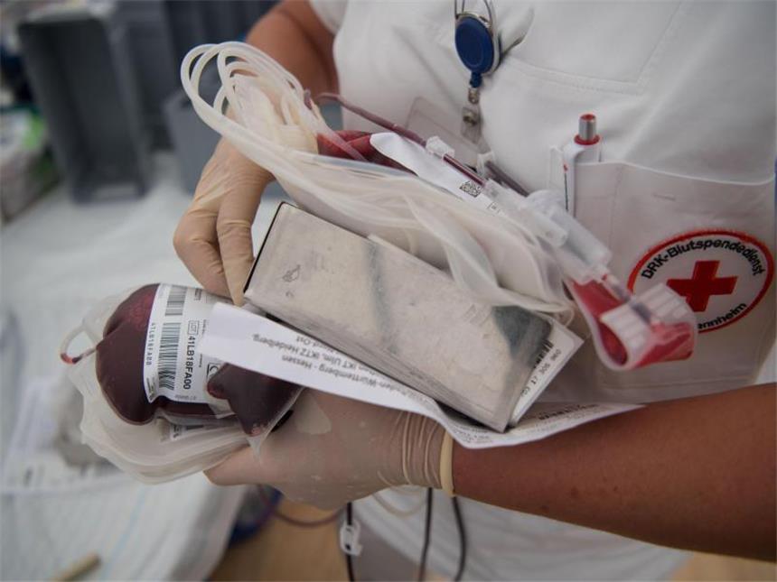 Unter einer Bedingung: Schwule dürfen nun auch Blut spenden Eine Krankenschwester mit Vollblutbeutel und ein geschlossenes Blutspende-Einwegsystem. Foto: Marijan Murat/Archiv