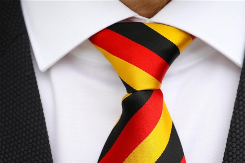 AfD will Nationalhymne vor Änderungen schützen Eine Krawatte in den Farben der deutschen Flagge (Schwarz-Rot-Gold). Foto: Christian Charisius/Archiv