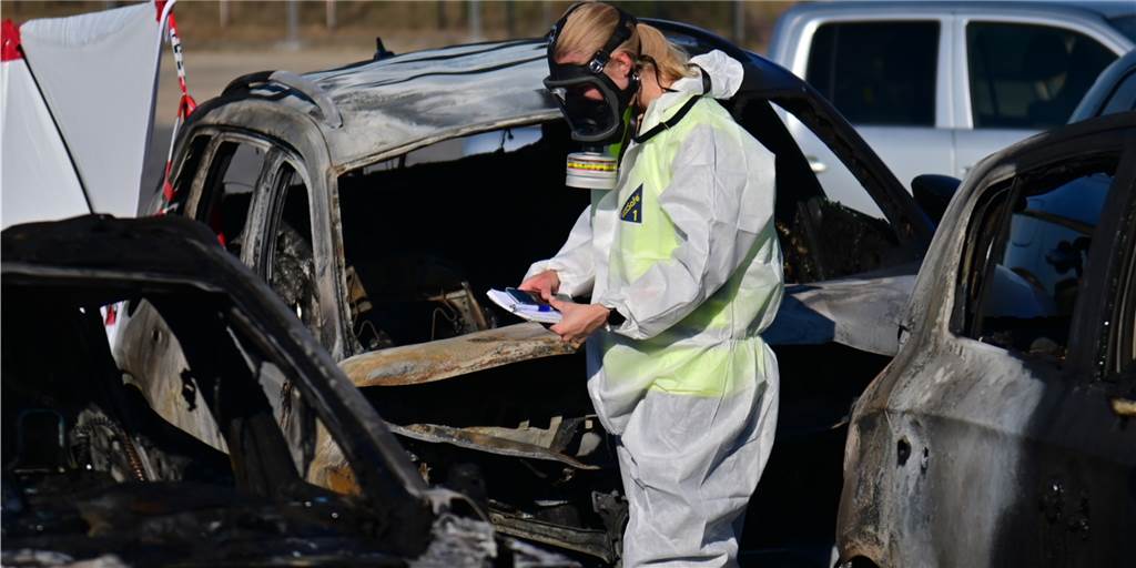 Flugzeugabsturz in Duisburg: Manöver des Piloten verhinderte Katastrophe Eine Kriminalpolizistin bei der Spurensicherung an dem Ort in Duisburg, an dem ein Ultraleichtflugzeug mit zwei Personen an Bord Anfang September abgestürzt ist. Ein Opfer stammte aus Dortmund.