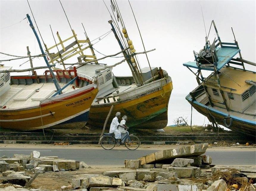Thailand und Indonesien gedenken der Tsunami-Opfer Eine Küstenstraße im Süden Sri Lankas wird von gestrandeten Fischerbooten gesäumt. Foto:Kim Ludbrook/Archiv