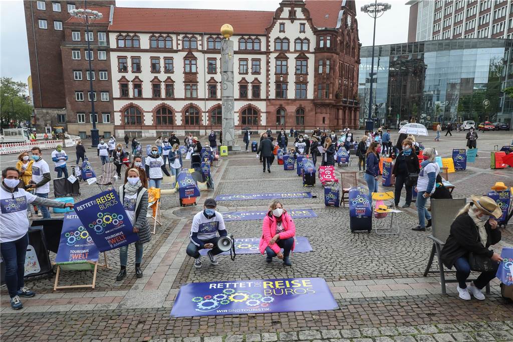 Eine Kundgebung auf dem Friedensplatz sollte am Mittwoch (29.4.) auf die prekäre Situation der Reisebüros aufmerksam machen.
