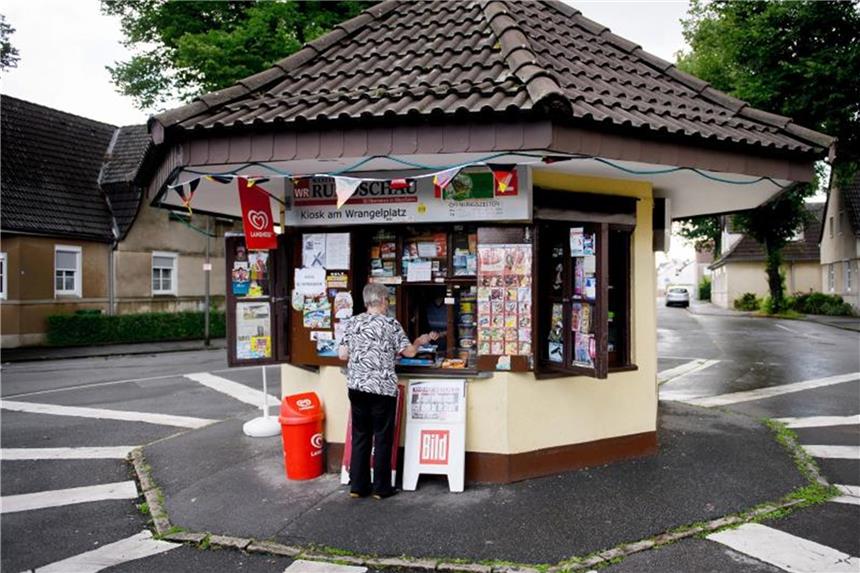 Trinkhallen im Revier feiern sich wieder selbst Eine Kundin steht vor einem Kiosk in Dortmund. Foto: Marcus Simaitis/Archiv