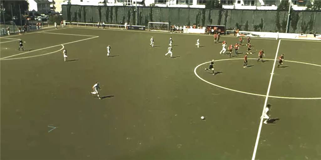 Irre Szene: Team bejubelt Derby-Ausgleich – währenddessen trifft der Gegner per Konter Eine Fußballmannschaft kontert, während der Gegner jubelt.