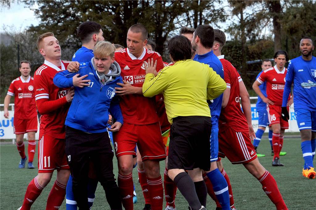 Später Doppelschlag des VfL Schwerte im Derby - dann Rudelbildung mit Roter Karte Eine kurze Rudelbildung gab es nach dem Siegtor des VfL Schwerte, dessen ausgewechselter Spieler Simon Baehr (Nummer 27) die Rote Karte sah.