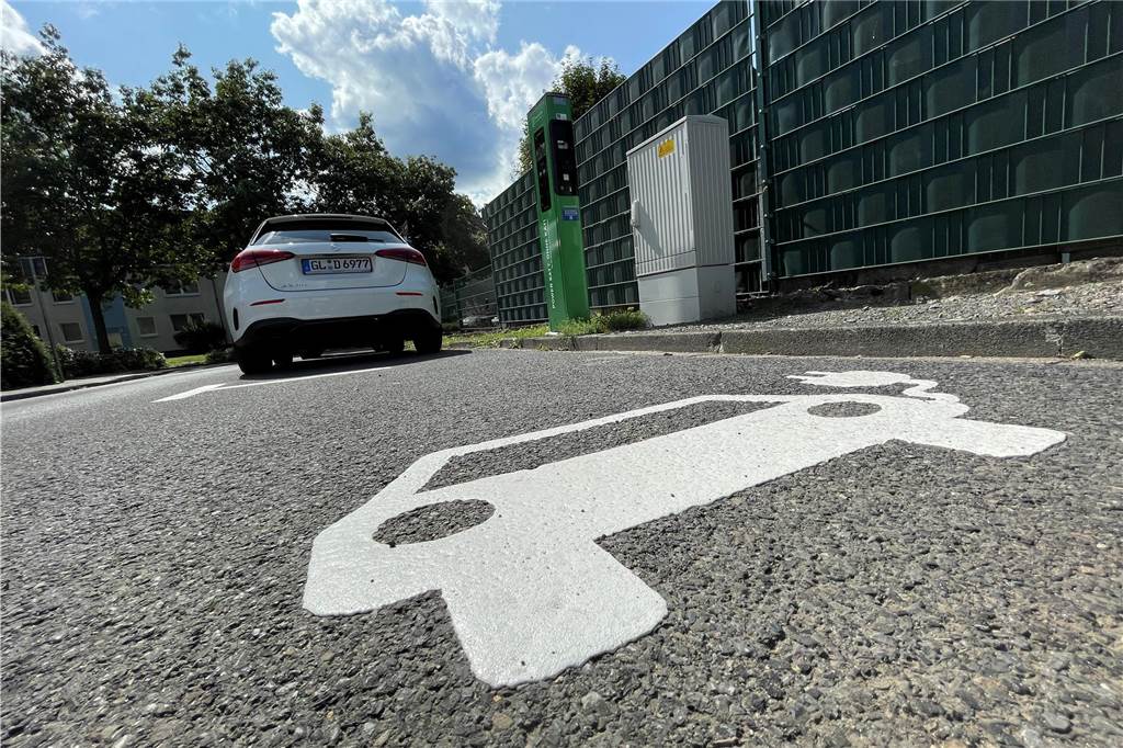 Wer darf hier parken und wer nicht? Stadt tauscht falsche Schilder aus Eine Ladesäule an der Straße Herbstfeld in einem Wohngebiet in Dingen: Hier darf ein Verbrenner-Auto nicht stehen und ein E-Auto nur zum Laden maximal für drei Stunden.