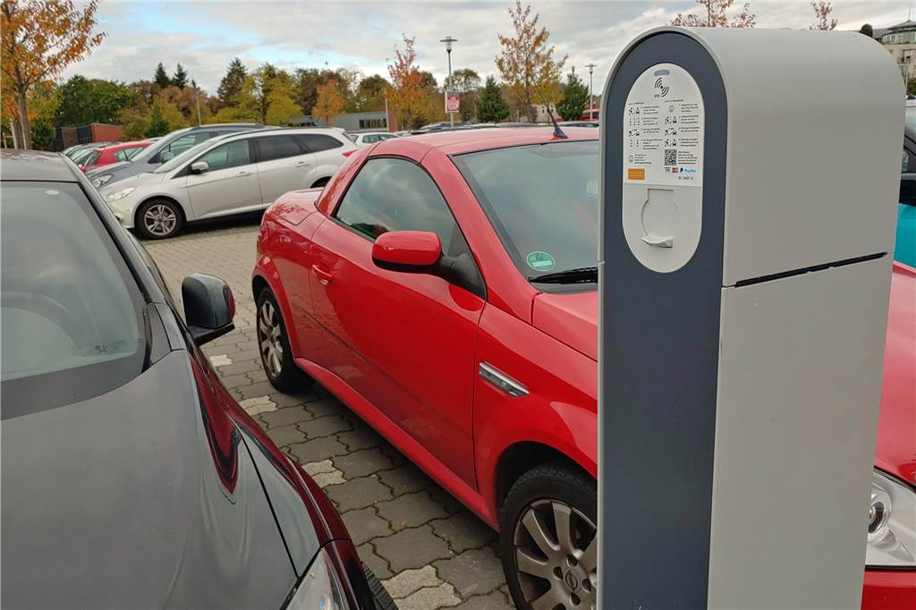 Auch in Dorsten fahren immer mehr Autos mit Elektro-Antrieb Eine Ladesäule für E-Autos steht seit geraumer Zeit auf dem Pendlerparkplatz am Treffpunkt Altstadt.