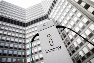 Eine Ladestation für Elektroautos von Innogy steht vor der Zentrale von RWE. Foto: Rolf Vennenbernd/Archiv