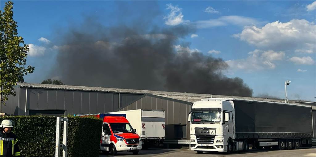 Großeinsatz in Selm: Lagerhalle der Spedition Kreuger brannte Eine Lagerhalle der Selmer Spedition Kreuger steht am Dienstagabend (23.8) in Flammen.