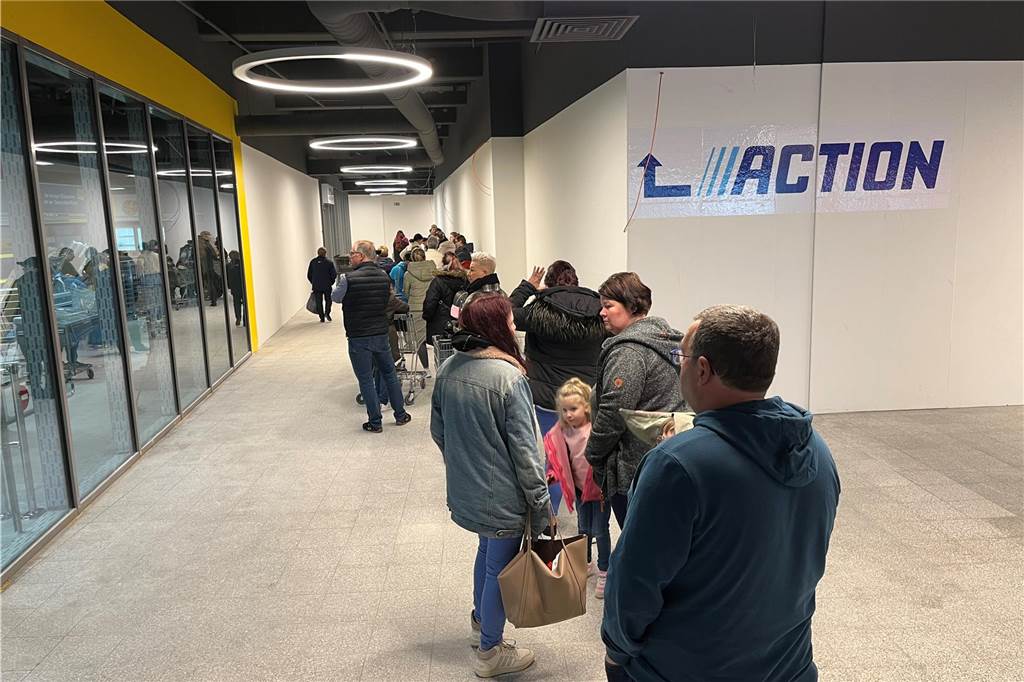 Oguzhan Pirecioglu (29) leitet die neue Action-Filiale in Dorsten Eine lange Schlange an Neugierigen wartete bereits vor 9 Uhr auf die Eröffnung des Action-Markts.