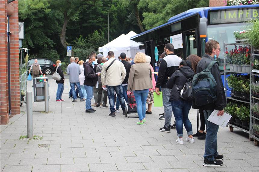 Impfbus: Großer Andrang und schlechte Stimmung Eine lange Schlange bildete sich vor dem Impfbus der Stadt Dortmund auf dem Marktplatz Huckarde.