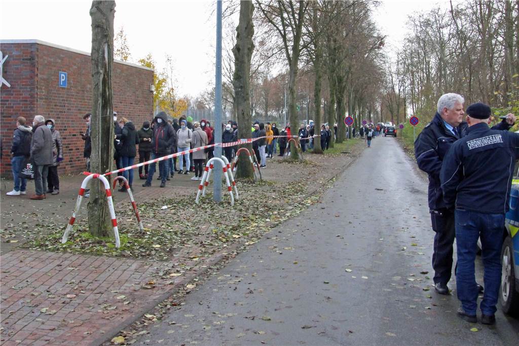 Erste Impfung in Heek abgeholt: „Ich komme da jetzt nicht mehr drumherum“ Eine lange Schlange von Impfwilligen bildete sich am Freitagmittag vor dem Jugendhaus Zak. Ein gut organisiertes Parkleitsystem hatten Ordnungskräfte der Gemeinde Heek zuvor eingerichtet.