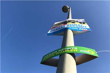 Die unteren Plakate der Grünen hielt die Stadt Ahaus mit Blick auf ihre Sondernutzungserlaubnis für nicht erlaubt und entfernte sie.  Die Grünen klagten und bekamen vor dem Oberverwaltungsgericht  Recht. 