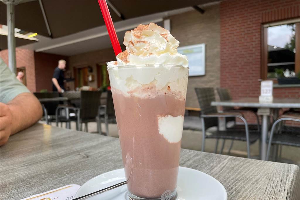 Leckeres Essen mitten in der Idylle: Bei Jugel´s ist jeder willkommen Ein Glas mit Eisschokolade.