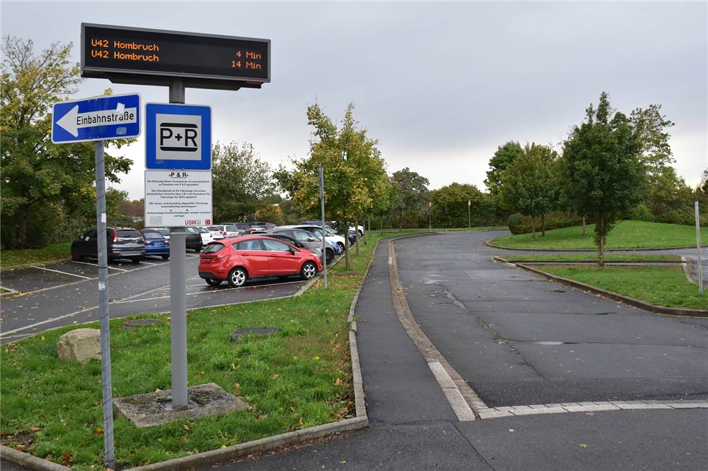 Hier finden Pendler aus dem Dortmunder Nordosten kostenfreie Park-and-Ride-Parkplätze Eine LED-Anzeige am Parkplatz an der Leveringstraße zeigt den Pendlern an, wann die nächste Bahn kommt.