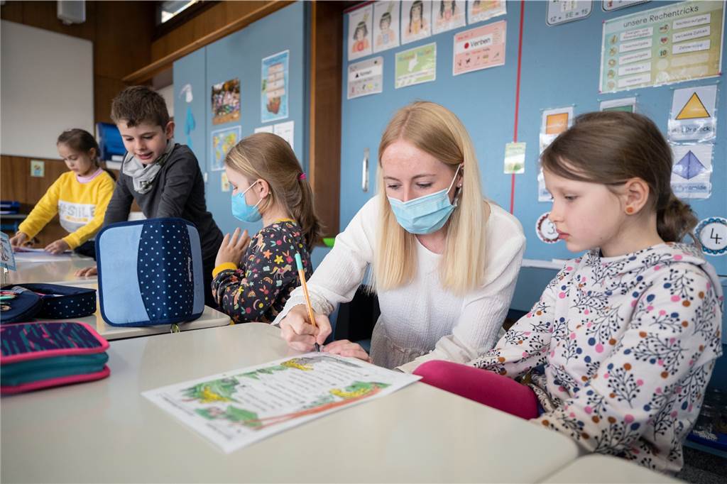 Liste zeigt offene Stellen: So groß ist der Lehrermangel Eine Lehrerin hilft einer Schülerin.