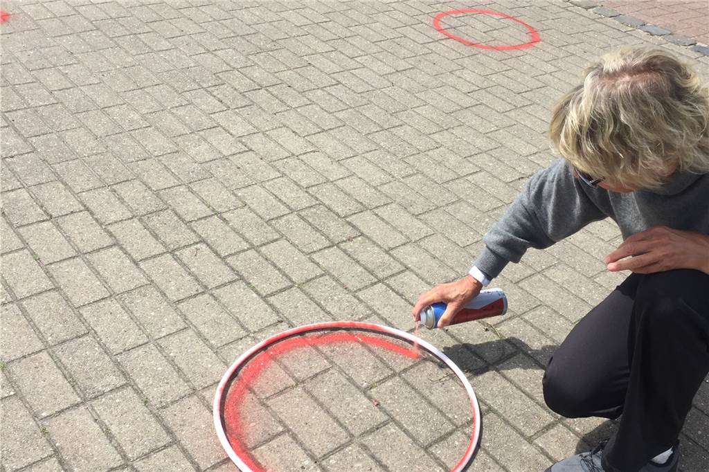 Vor Neustart: Grundschul-Chefinnen tüfteln an Plänen für Viertklässler Eine Lehrkraft bringt auf dem Schulhof Kringel an, da stellen sich die Kinder dann rein (wird noch mit Nummern versehen), um einzeln in die Schule zu kommen.