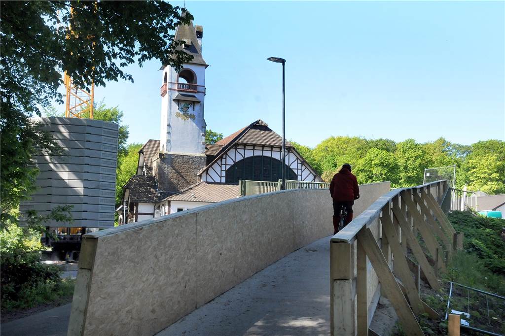 Eine letzte Galgenfrist bleibt der alten Fußgängerbrücke über die B236 am Freischütz bis zu ihrem Abriss. Das Geländer der Zugangsrampe erhielt derweil noch einmal eine vollflächige Holzverkleidung.