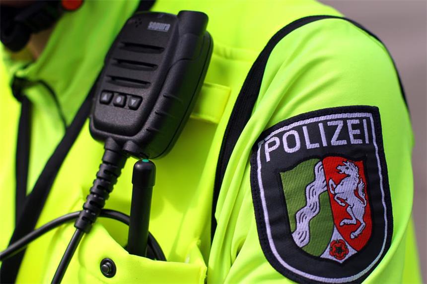 Verräterischer Drogenduft setzt Fahrradpolizisten auf die Spur Eine leuchtende Singalfarbe lässt das Fahrrad-Team gut erkennen. Die Polizei nutzt die Räder aber auch in Zivilkleidung, um unerkannt zu bleiben. Immer Griffbereit ist das Funkgerät.