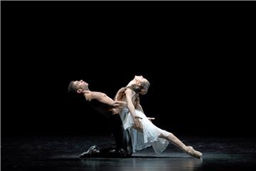 Eine Liebe, die tödlich endet: Francesca Berruto und Ledian Soto als Julia und Romeo. Foto: Radu
