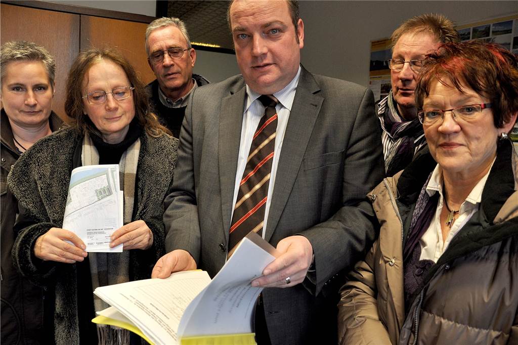 Der erste und einzige McDonald’s in Haltern: Verschandelung oder ein Genuss? Bodo Klimpel mit Unterschriftenliste