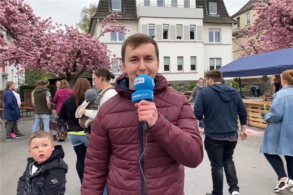 Brennender Paketwagen und eine unglaubliche Verwechslung: Ein persönlicher Schwerte-Rückblick Eine Live-Berichterstattung vom Kirschblütenfest, die der kleine Mann (links) mit skeptischem Blick verfolgt.
