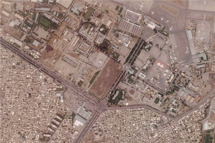 Deutscher auf dem Weg zum Flughafen Kabul angeschossen Eine Luftaufnahme des Flughafens in Kabul. Ein Deutscher ist auf dem Weg dorthin angeschossen worden