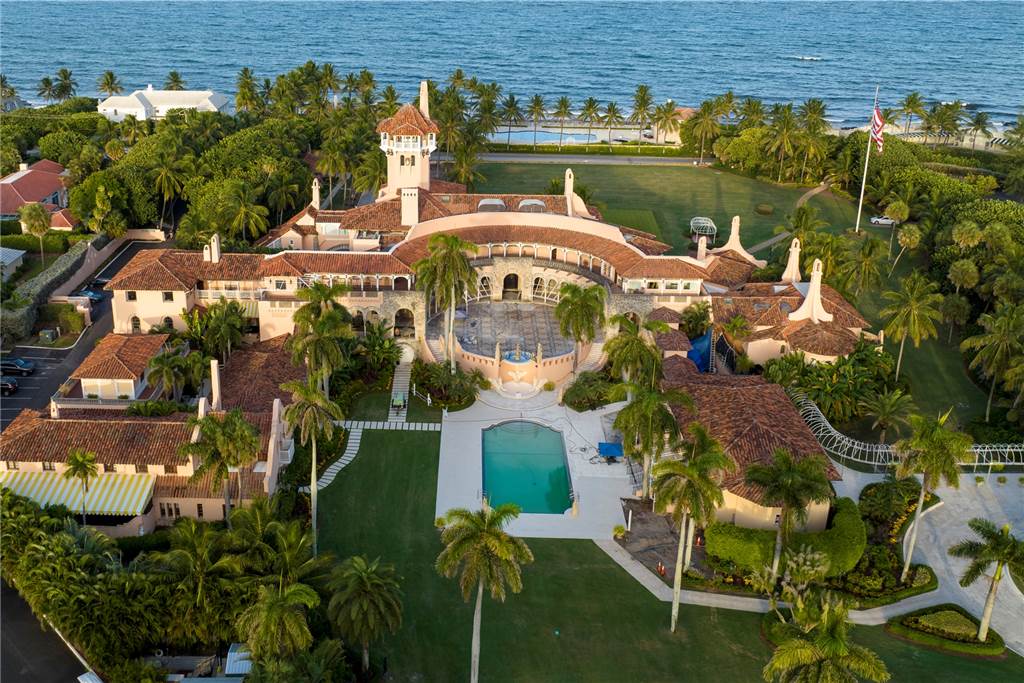 Razzia in Trumps Anwesen wirft Fragen über US-Geheimdokumente auf Eine Luftaufnahme des Mar-a-Lago-Anwesens des ehemaligen US-Präsidenten Trump ist am Mittwoch, 10. August 2022, in Palm Beach, Florida, zu sehen.
