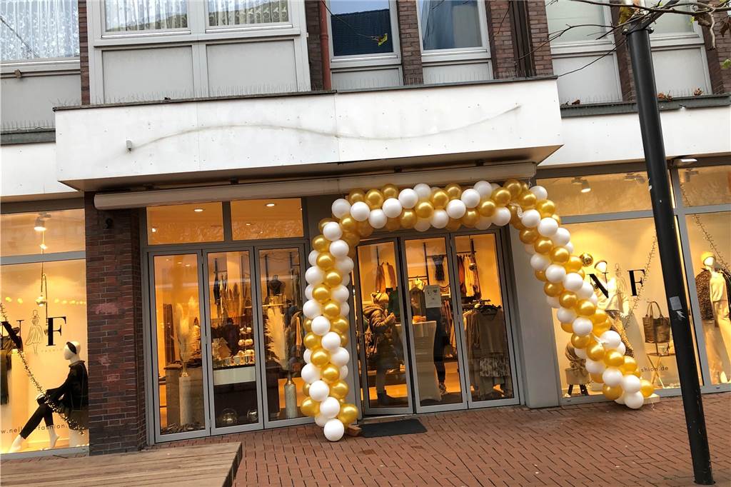 Neues Geschäft in der Lüner City: Neben Mode gibt es auch Deko Eine Luftballon-Girlande schmückt die Ladentür zur Eröffnung.