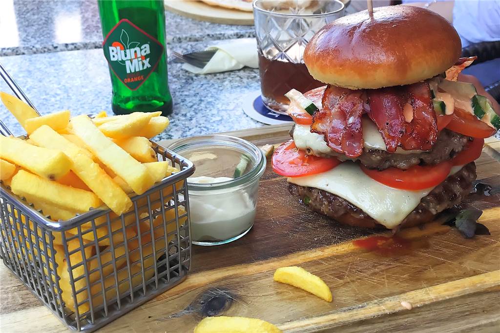 Eine mächtige Portion Fleisch: Der Millionärs Burger.
