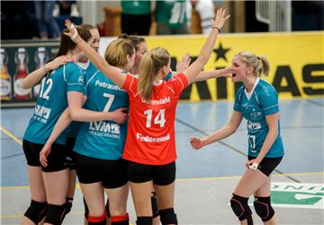 Eine Mannschaft und ihre Kapitänin: Ines Bathen (r.) führt den Volleyball-Bundesligisten USC Münster in die neue Saison, in die sie mit Optimismus geht. »Ich denke, dass wir auf einem sehr ordentlichen Level sind«, sagt die 24-Jährige.