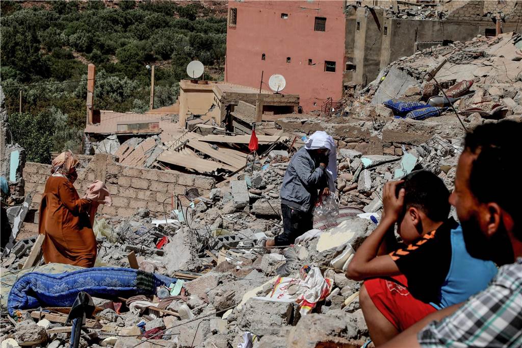 Mindestens 2862 Tote nach Erdbeben in Marokko: Hoffnung auf Überlebende schwindet Eine marokkanische Familie sucht in den Trümmern eines zerstörten Hauses in der Stadt Talat N'Yaaqoub, südlich von Marrakesch, nach ihren Habseligkeiten nach dem schweren Erdbeben, das Marokko am späten Freitag, 08.09.23, erschütterte.