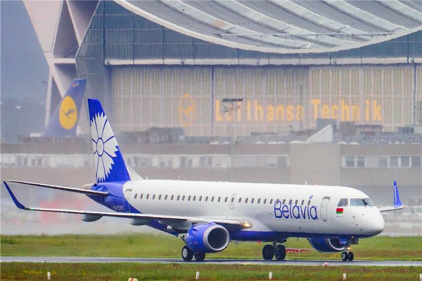 Deutsch-russischer Streit im Flugverkehr beigelegt: Maschinen fliegen wieder Eine Maschine der belarussischen Fluggesellschaft Belavia - Belarusian Airlines fährt über die Rollbahn des Flughafen Frankfurt. Viele europäische Länder haben ihren Luftraum für die Fluggesellschaft geschlossen.