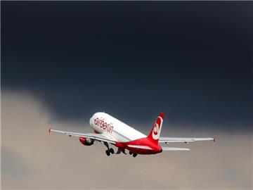 Eine Maschine der Fluggesellschaft Air Berlin beim Start vom Flughafen in Berlin-Tegel. Foto: Wolfgang Kumm