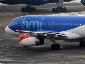Eine Maschine der Fluggesellschaft British Midlands am Flughafen Heathrow. Lufthansa erwägt den Verlauf des verlustreichen Unternehmens.
