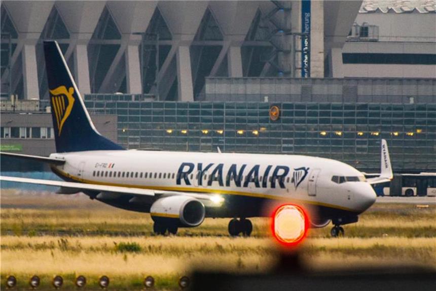 Eine Maschine der irischen Billigfluggesellschaft Ryanair rollt am Flughafen-Terminal in Frankfurt vorbei. Foto: Andreas Arnold