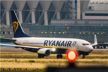 Eine Maschine der irischen Billigfluggesellschaft Ryanair rollt am Flughafen-Terminal in Frankfurt vorbei. Foto: Andreas Arnold