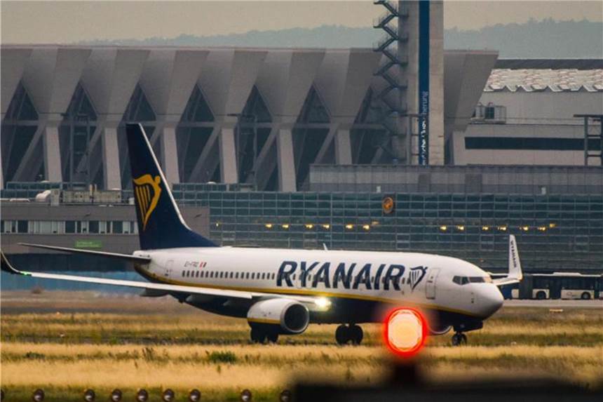 Eine Maschine der irischen Fluggesellschaft Ryanair rollt am Flughafen-Terminal vorbei. Foto: Andreas Arnold