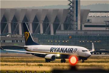 Eine Maschine der irischen Fluggesellschaft Ryanair rollt am Flughafen-Terminal vorbei. Foto: Andreas Arnold