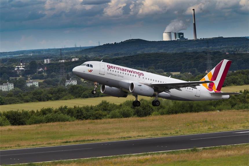 Bestes Ergebnis seit 2001: Flughafen schreibt weniger Verluste Eine Maschine von Germanwings hebt vom Flughafen Dortmund ab.