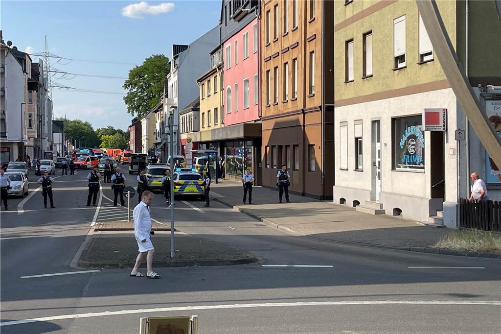 Leben im Problem-Straßenzug: Anwohner in Angst – Grill neben Benzinkanister Eine Massenschlägerei sorgte am 15.6.2023 ab 17.45 Uhr für einen Großeinsatz mit rund 100 Polizei- und Rettungskräften an der Wartburgstraße in Castrop-Rauxel.