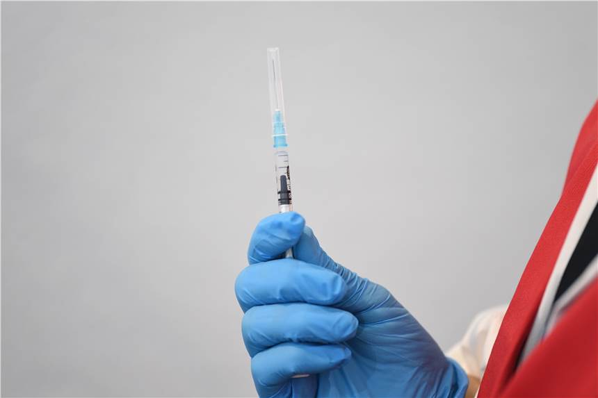 NRW nimmt Erstimpfungen wieder auf - Impfplan steht trotz Astrazeneca Eine medizinische Fachkraft hält eine Spritze mit dem Pfizer-BioNTech-COVID-19-Impfstoff in der Hand.