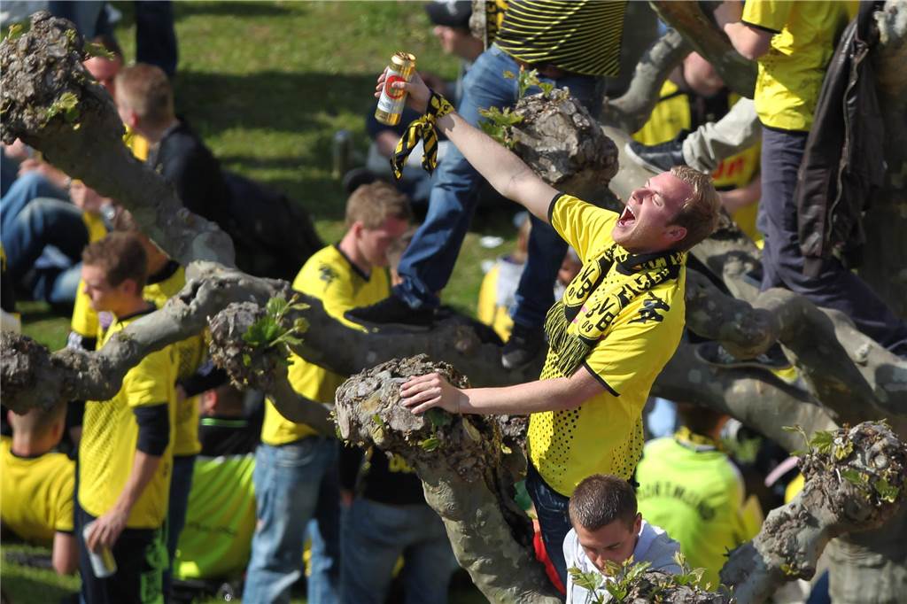 09 Gründe für die BVB-Meisterschaft: Hier trennt sich das Pils vom Weizen Ein BVB-Fan hält eine Dose Bier in der Hand.